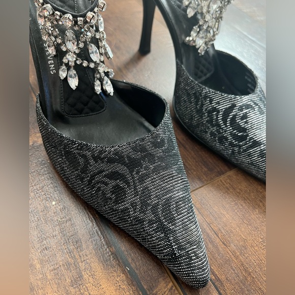 Valerie Stevens Gorgeous Silver & Black Heels - Picture 3 of 6